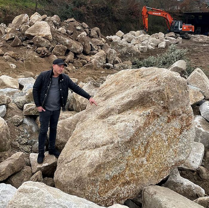 le fondateur de by lagoon sélectionne une roche dans une carrière de pierres naturelles