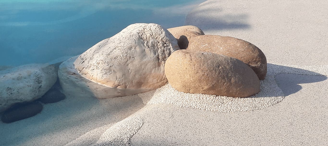 Finitions de piscine en pierres naturelles de qualité