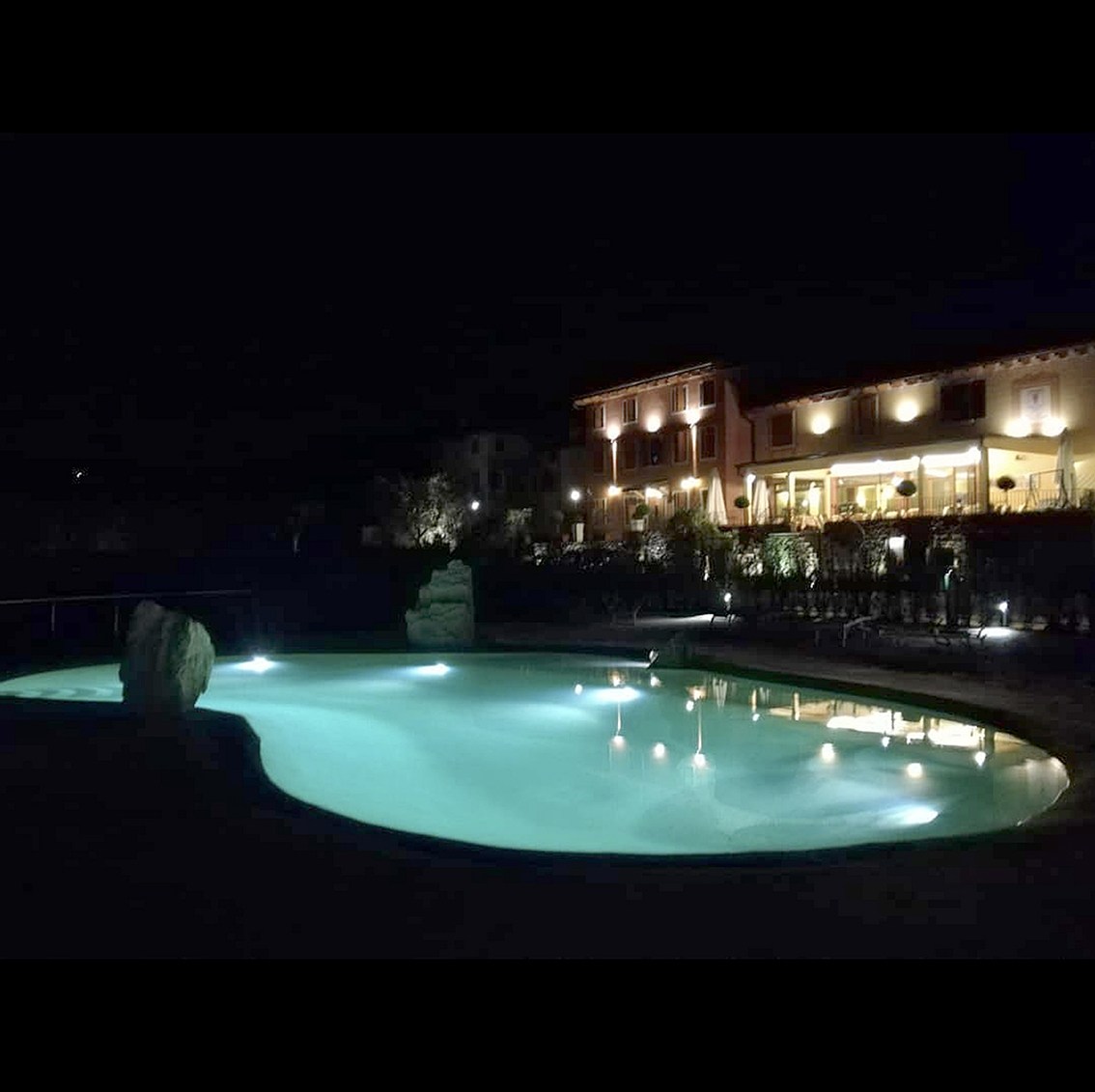 vue de nuit d'une piscine lagon