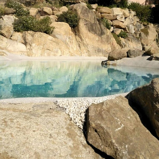 piscine naturelle inscrite dans paysage montagneux