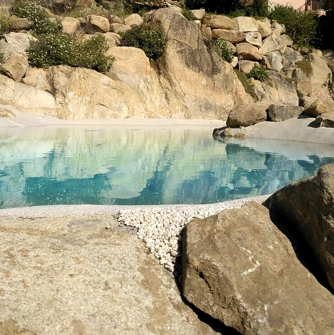 piscine naturelle inscrite dans paysage montagneux