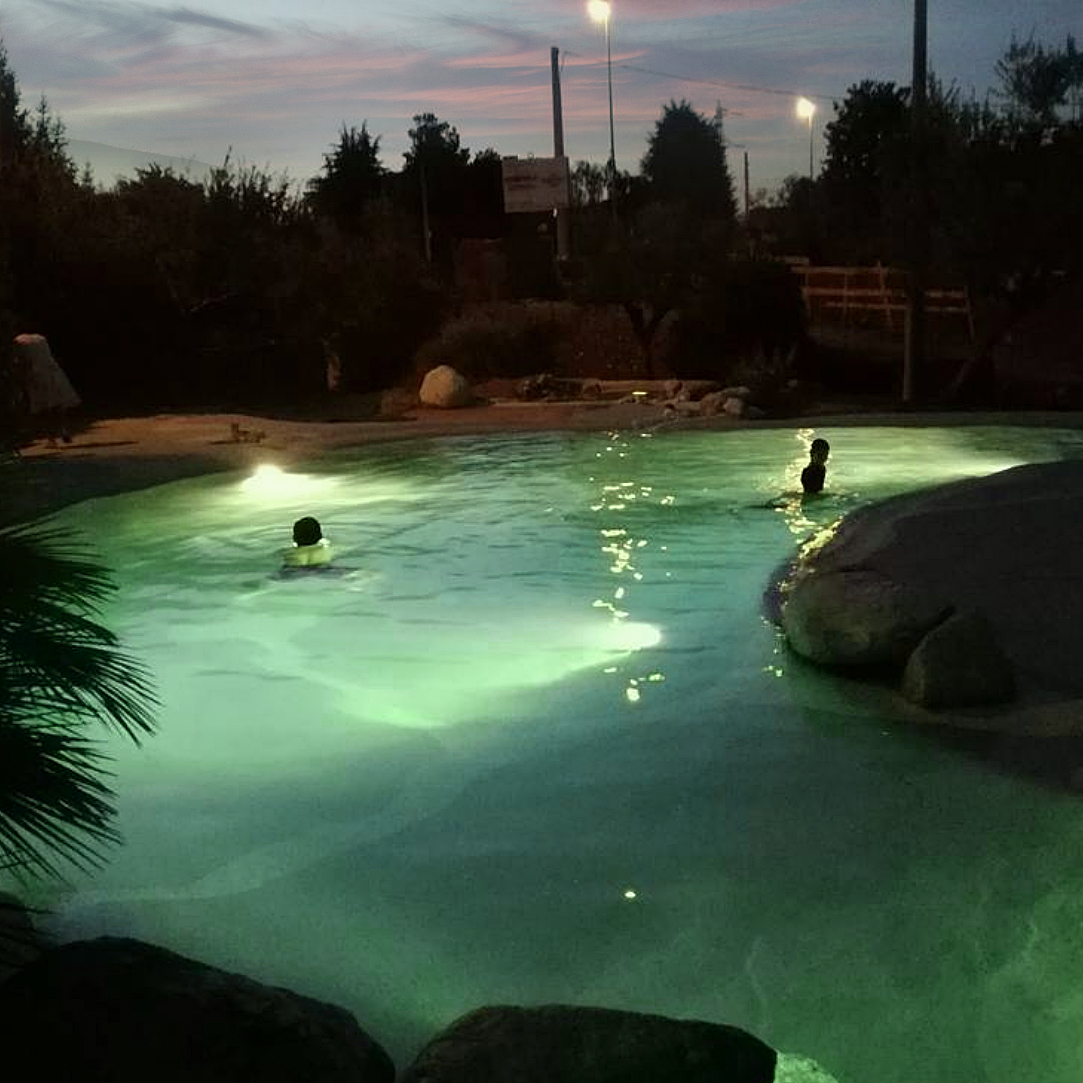 vue de nuit d'une piscine lagon