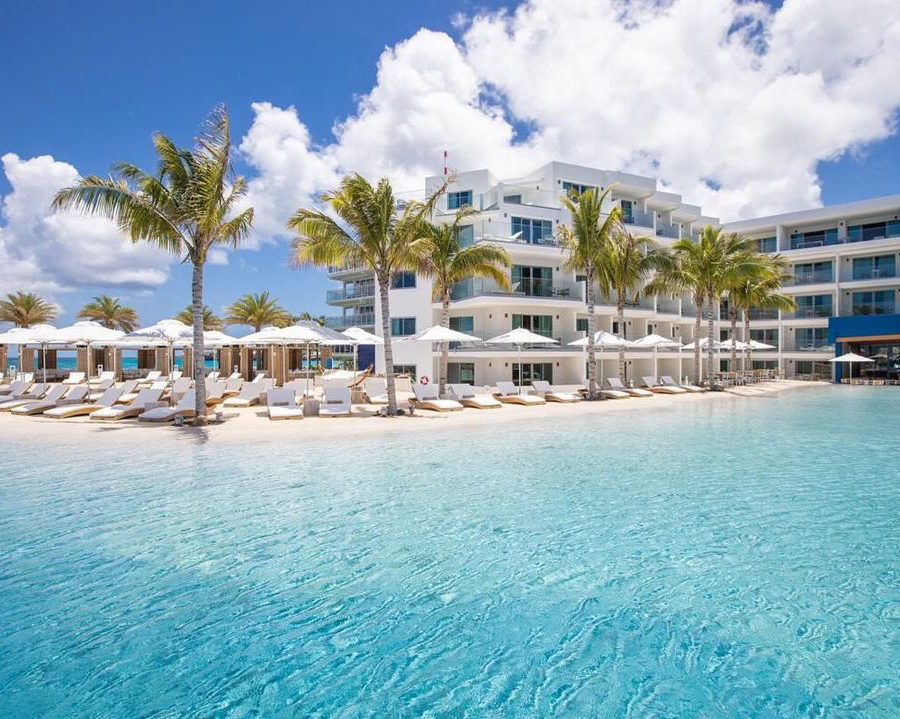 vue de jour de la plage immergée d'un hotel des Caraïbes