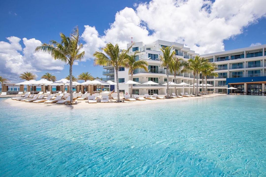 vue de jour de la plage immergée d'un hotel des Caraïbes