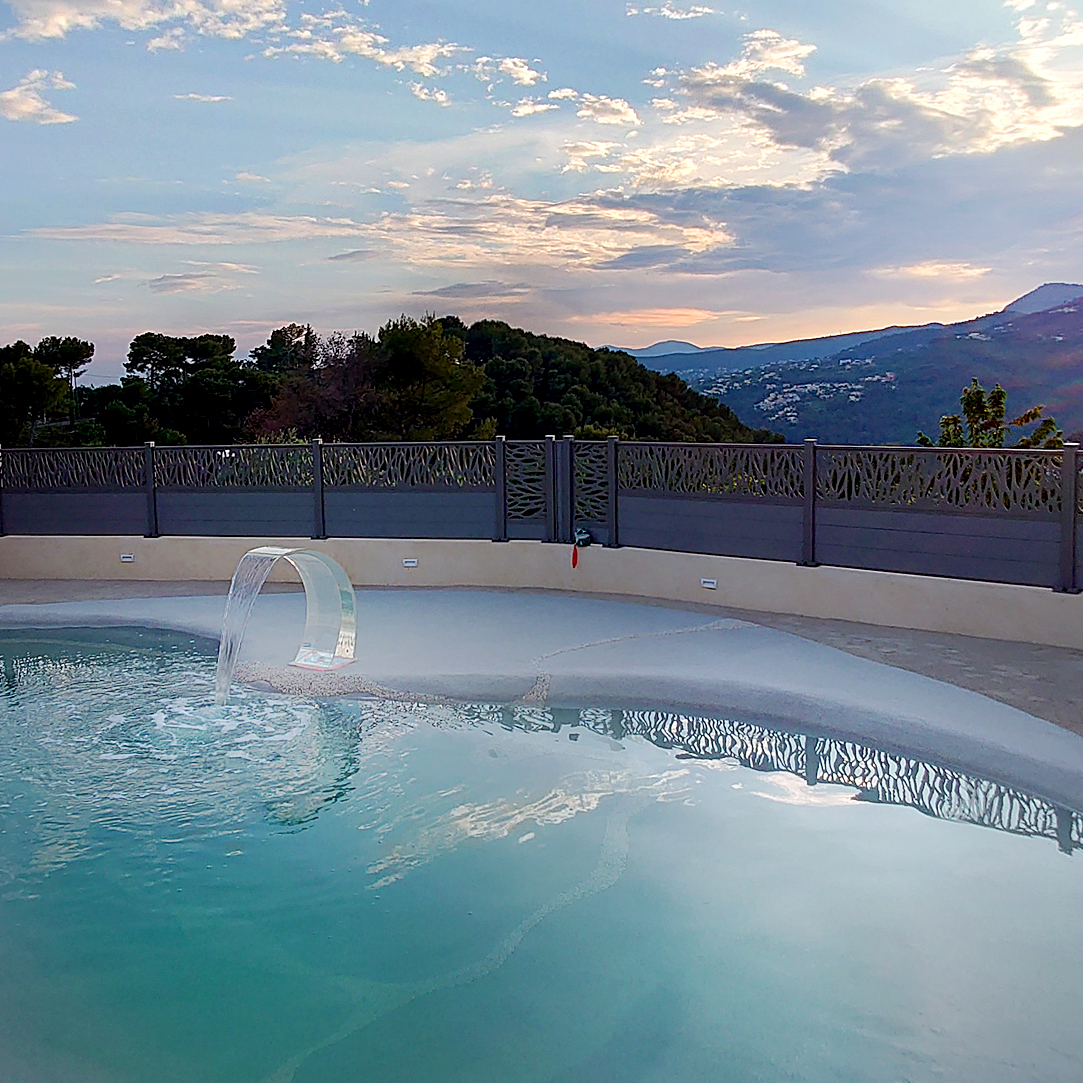 piscine naturelle avec jet d'eau contemporain dans un paysage de montagne