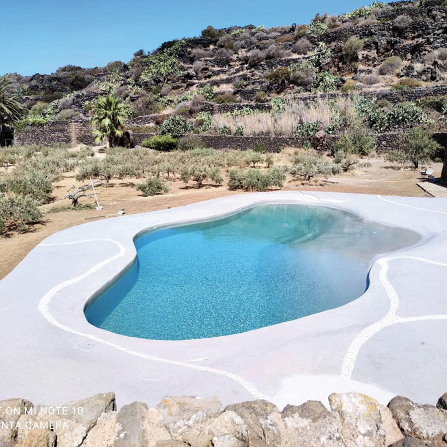 piscine lagon dans un paysage aride