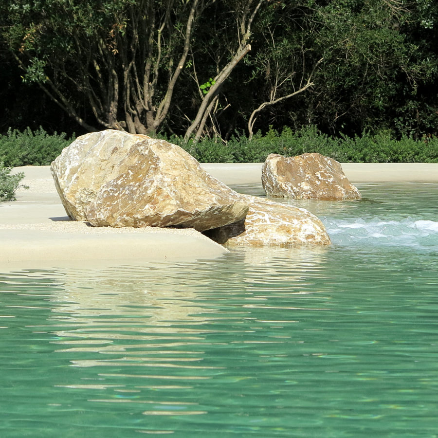 Grosses roches en bordure de piscine naturelle