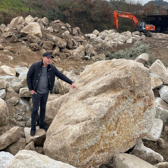 le fondateur de by lagoon sélectionne une roche dans une carrière de pierres naturelles