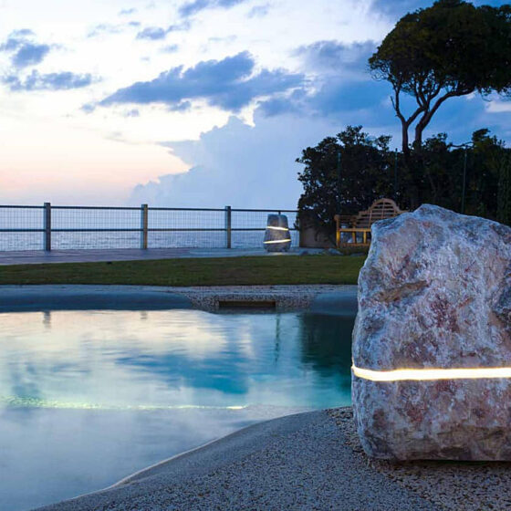 piscine lagon de nuit avec éclairage inclus dans des rochers